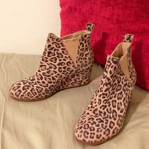 Tom's Leopard boots